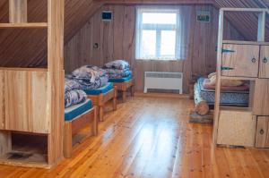 MeeksiPeramaa Puhkekeskus的客房设有四张双层床,铺有木地板。