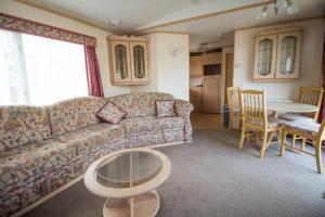 亨斯坦顿6 Berth Caravan In Hunstanton, Ideal For Seaside Holidays Ref 13004l的客厅配有沙发和桌子