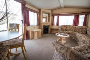 亨斯坦顿6 Berth Caravan In Hunstanton, Ideal For Seaside Holidays Ref 13004l的客厅配有沙发和桌子