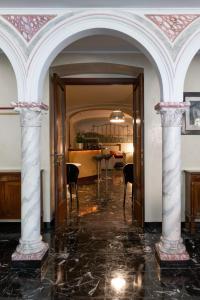 圣玛格丽塔-利古雷密涅瓦酒店的走廊上设有两栏和用餐室