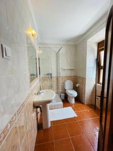 米尔芳提斯城Só Mar的一间带水槽和卫生间的浴室