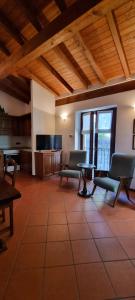列尔纳La Casetta di Sornico的客厅配有两把椅子和一张桌子