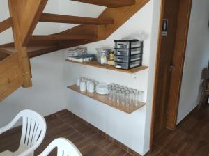 博西坎加Pousada Recanto das Margaridas的一间设有两把白色椅子和木楼梯的房间