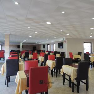 梅洛Hotel Algarrobo的餐厅内带桌椅的用餐室