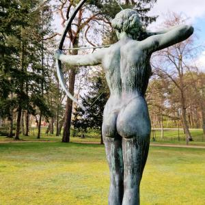 黑灵斯多夫Villa Bleichröder的公园里一个有弓的女人的雕像