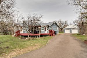 大瀑布城Inviting Missouri River Vacation Rental 2 Mi Away的车道上红色门廊的蓝色房子