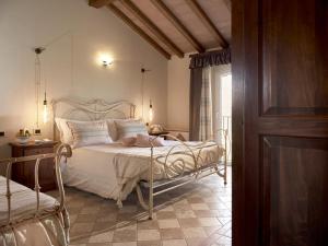 MontemagnoTenuta Montemagno Relais & Wines的卧室配有白色的床和窗户。