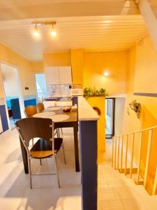 希欧福克Sailor's Apartman的厨房设有黄色的墙壁和桌椅