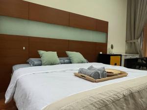 Bagan Jermal2Beds Seaview Straits Quay comes with Carpark and Hothub的一张带木制床头板和木制托盘的床