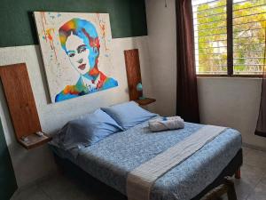 坎昆Tu Casa en el Caribe的一间卧室配有一张壁画床