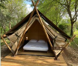绍桑独木舟露营酒店的树林帐篷内的一张床位