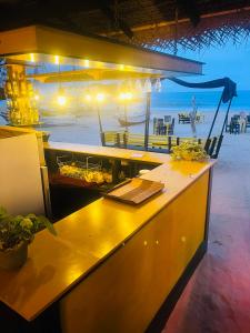 亭可马里金海滩别墅 的酒吧,晚上可欣赏到海滩景色