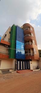 海得拉巴Sharif's Penthouse的建筑的侧面有色彩缤纷的外观