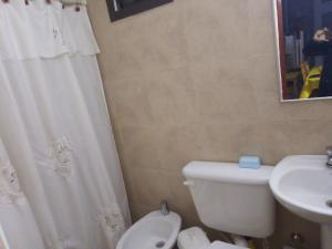 圣马丁Vicchi的浴室配有白色卫生间和盥洗盆。
