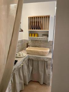 切列梅萨皮卡La Casetta di Sofia的带淋浴、水槽和镜子的浴室