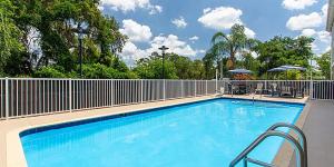 银泉 奥卡拉银泉智选假日套房酒店的一个带围栏的大型蓝色游泳池
