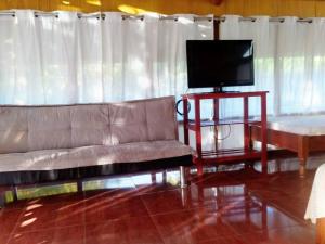 塔拉波托Casita Grau 2! Naturaleza y confort con Agua caliente,cocina y frigobar的带沙发和平面电视的客厅
