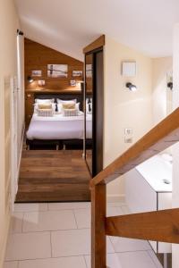 安锡APPENNINS Annecy Rent Lodge的一间带一张床的卧室,位于带楼梯的房间