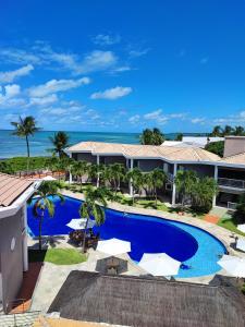 塔曼达雷Hotel Coral Beach的享有带游泳池的度假村的空中景致