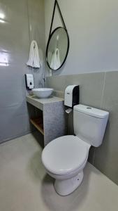 贝卢港Innbox - Porto Belo的浴室配有白色卫生间和盥洗盆。