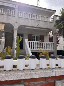 库尼特Playa home的前面有白色和黑色屏障的房子
