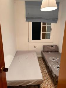 库尼特Playa home的小房间设有两张床和窗户