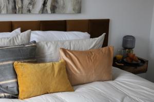 诺丁汉Charming 2 Bed House - Family Friendly的一张带白色床单和黄色枕头的床