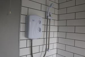 诺丁汉Charming 2 Bed House - Family Friendly的浴室设有白色瓷砖墙和淋浴。