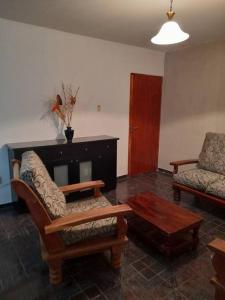 阿尔韦亚尔将军镇Casa amplia y cómoda的客厅配有两把椅子和一张茶几