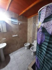 阿尔韦亚尔将军镇Casa amplia y cómoda的浴室设有2个卫生间、水槽和淋浴。