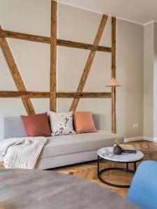 马尔肖HORAMI Villa - NAMDO Apartment mit Terrasse的客厅配有沙发和桌子