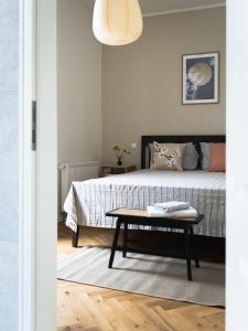 马尔肖HORAMI Villa - NAMDO Apartment mit Terrasse的一间卧室配有一张床和一张茶几