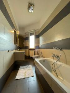 罗马Eur Centro lux apartment con camino的带浴缸、卫生间和盥洗盆的浴室