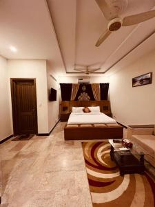 伊斯兰堡BED & Breakfast ISLAMABAD的一间卧室配有一张床和地毯