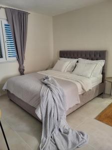 斯普利特Old Town Sedlar Apartment的一间卧室配有一张大床,床上有毯子