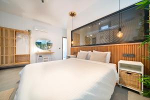 戈西克Villa Oxy Private Pools & Seaview & Heated Indoor Pool的卧室设有一张白色大床和一扇窗户。