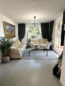 米哈斯科斯塔Art-Apart Caronte in Riviera del Sol, Mijas Costa的客厅配有沙发和桌子