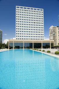 安塔利亚马尔马拉安塔利亚酒店的一座高楼前的大型游泳池