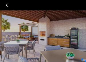 维拉维尔哈Apartamento á 300 metros da praia de Itaparica e efrente o shoping bullevard的厨房以及带桌椅的用餐室。