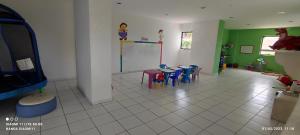 马塞约Residencial Maravilha - Poço的一间设有桌椅的教室