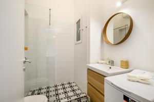 Stylish yellow suite in the heart of Budapest的一间浴室