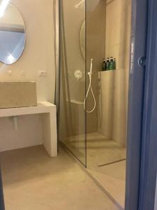 奥斯图尼MAREULIVI的浴室里设有玻璃门淋浴