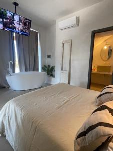 奥斯图尼MAREULIVI的一间卧室设有一张大床和一个浴缸