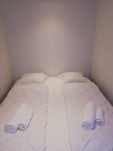 阿尔贝施文德Urlaub in Alberschwende的一张白色的床,上面有三个枕头