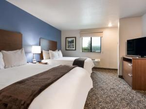 奥罗拉My Place Hotel-Chicago West/North Aurora, IL的酒店客房设有两张床和一台平面电视。