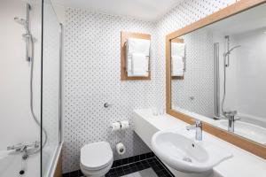 艾尔斯伯里假日艾尔斯伯里酒店的一间带水槽、卫生间和镜子的浴室
