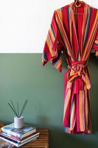 Del NorteMellow Moon Lodge的挂在桌子旁边的墙上的五颜六色的长袍