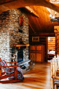 穆卡切沃Ray Eco Resort的小屋内带石头壁炉的客厅