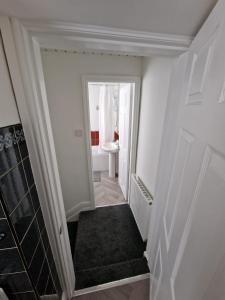 盖茨黑德Luna Apartments Newcastle Gateshead 1的走廊设有通往浴室的楼梯