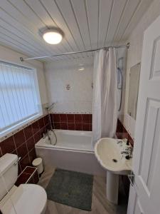 盖茨黑德Luna Apartments Newcastle Gateshead 1的带浴缸、卫生间和盥洗盆的浴室